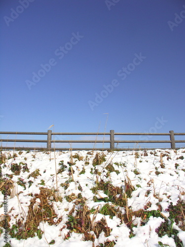 Wallpaper Mural 朝の残雪の放水路土手と青空風景 Torontodigital.ca
