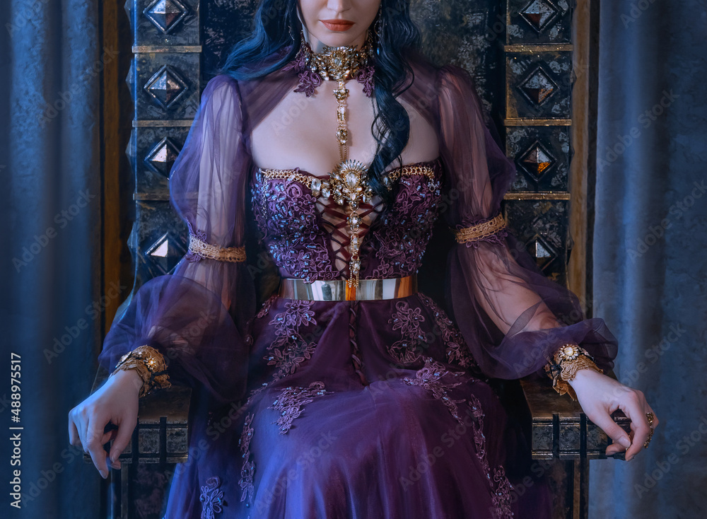 Foto de Close-up fantasy portrait woman queen sits on antique