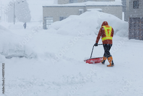 冬に雪寄せ作業をしている男性　スノーダンプ © fusa6