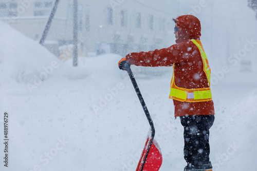 冬に雪寄せ作業をしている男性　スノーダンプ © fusa6