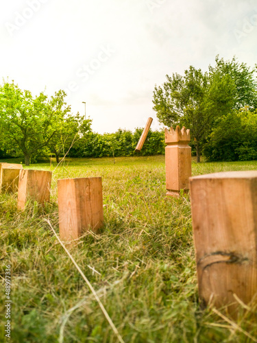 Kubb (Wikingerschach) spielen im freien. Gruppenspiel Familenspiel Wurfspiel. Playing kubb (viking chess) outdoors. Group game, family game,  throwing game. photo