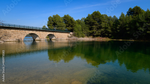 Puente de piedra en el embalse de El Regajo. Provincia de Castellón. España. Europa © AmadeoAV