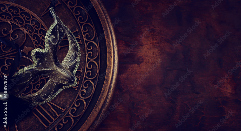 Naklejka premium Photo of black with gold elegant Venetian mask over grunge background