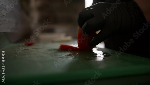 krojenie pomidora, slicing a tomato, photo