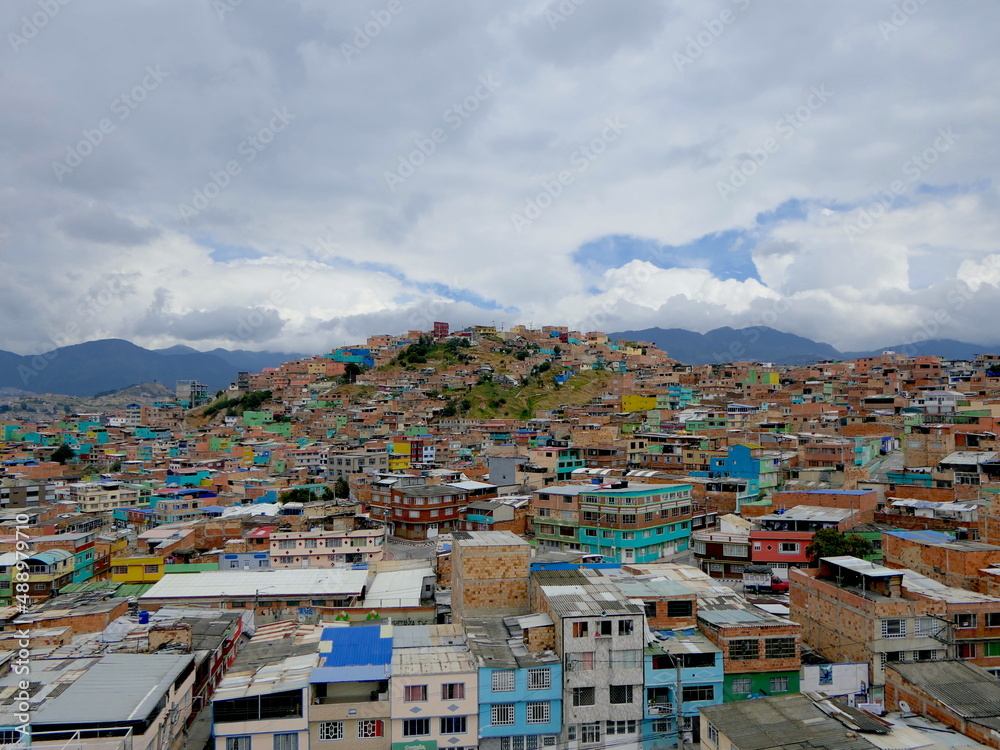 Sicht auf das Armenviertel El Paraiso in Bogota, Kolumbien
