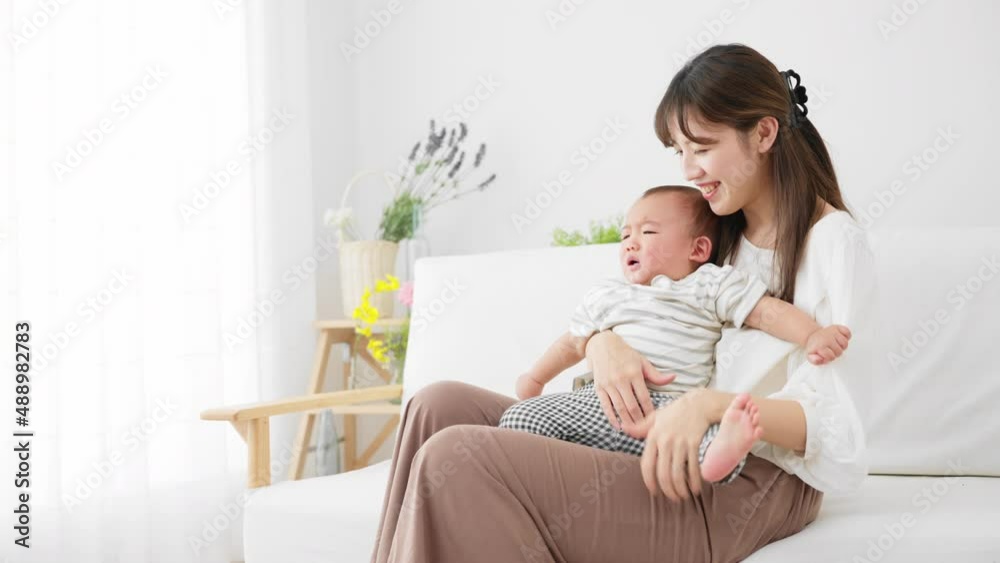 赤ちゃんをあやす母親 赤ちゃんをあやす母親