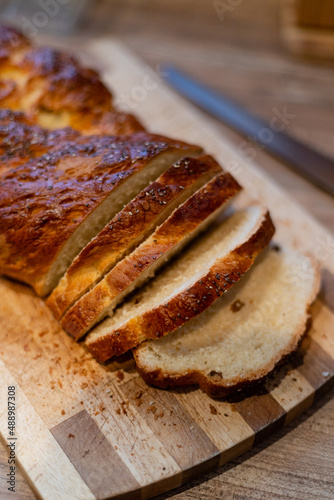 Domowy chleb pokrojony na kanapki.