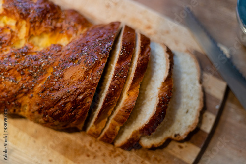 Domowy chleb pokrojony na kanapki.