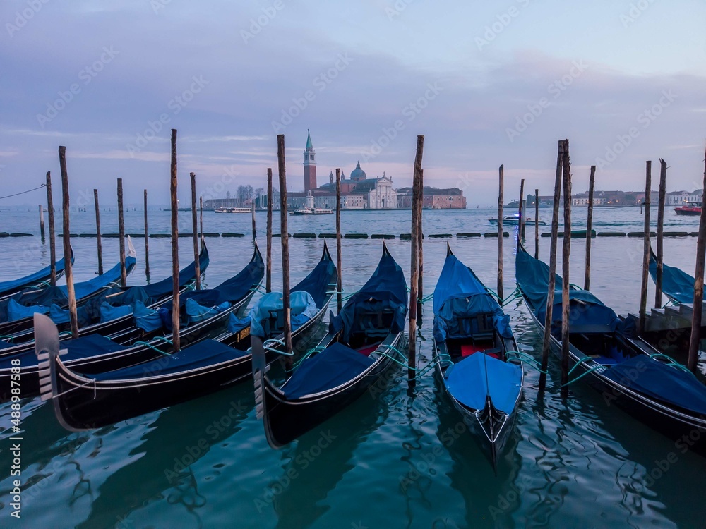 Vista di San Giorgio Maggiore con gondole