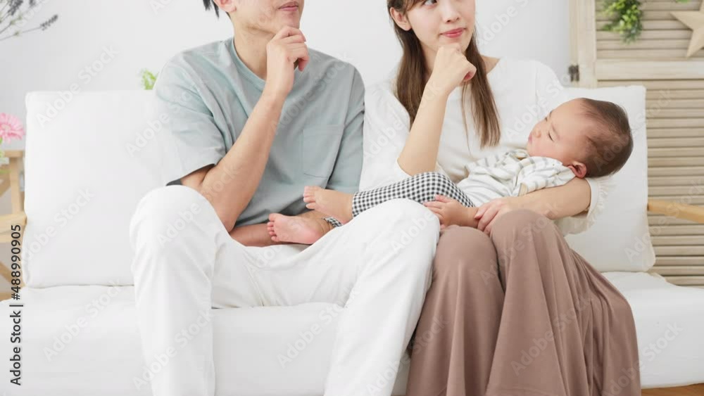 考える若い夫婦と赤ちゃん 考える若い夫婦と赤ちゃん