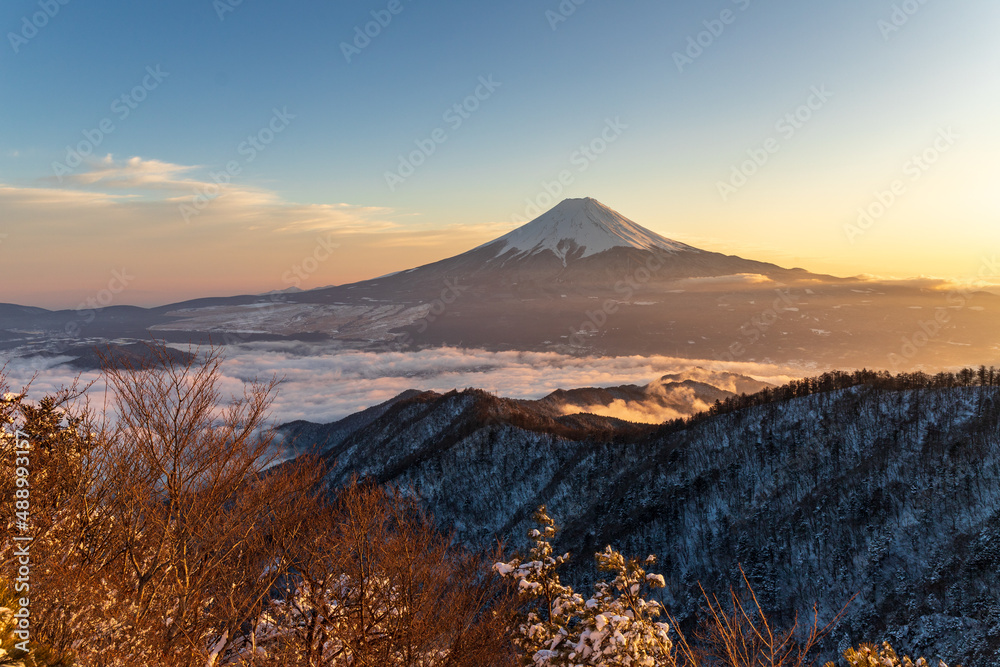 雪景色の三つ峠から夕方の富士山