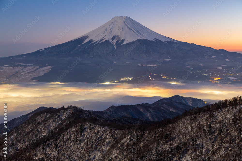 雪景色の三つ峠から夕方の富士山