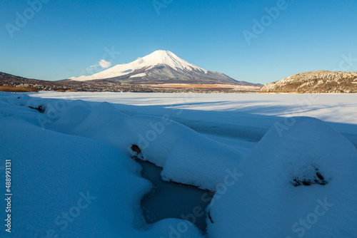 雪景色の山中湖から富士山の朝景