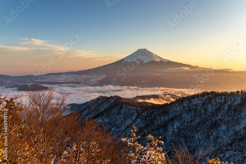 雪景色の三つ峠から夕方の富士山