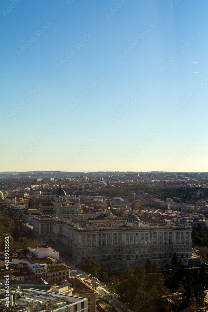 Palacio Real en Skyline, Vista, Panoramica o Paisaje en la ciudad de Madrid, Comunidad de Madrid, España o Spain