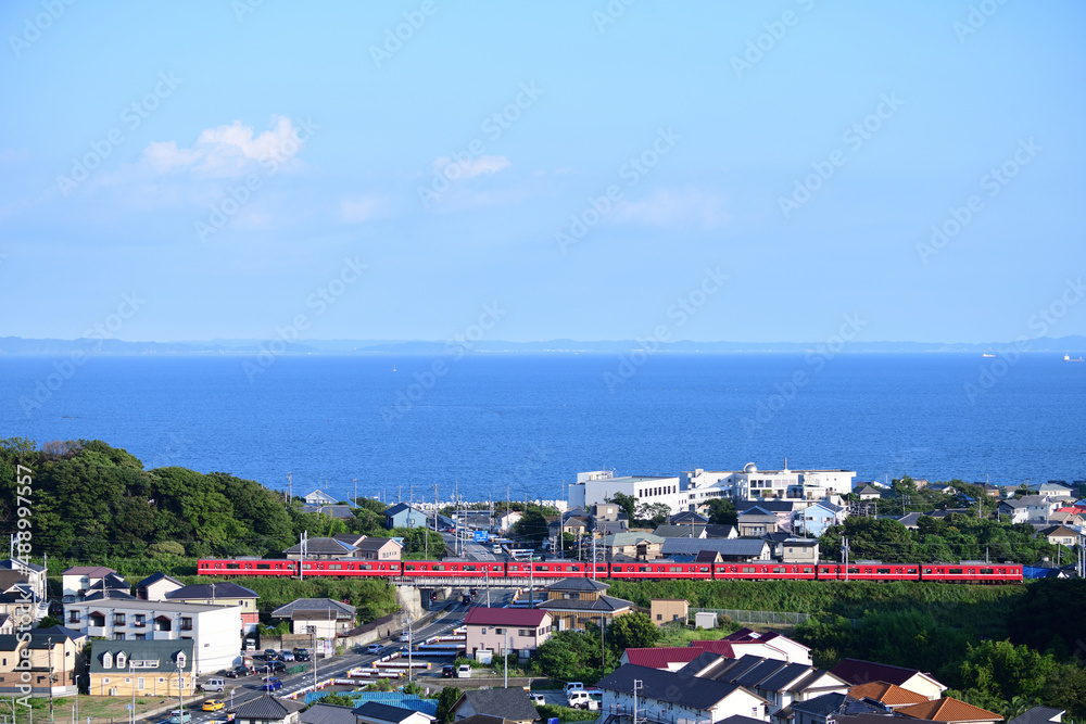 東京湾の青い海と京急電鉄1500形電車