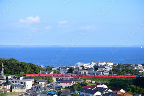 東京湾の青い海と京急電鉄1500形電車 © 中村 栄史