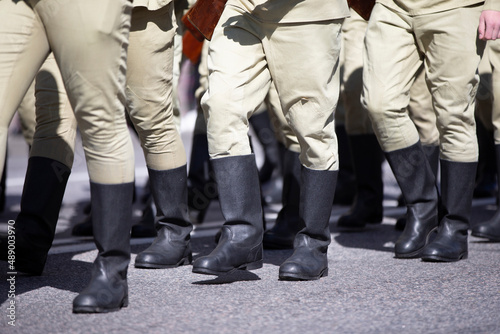 Russian soldiers in tarpaulin boots march in the ranks.