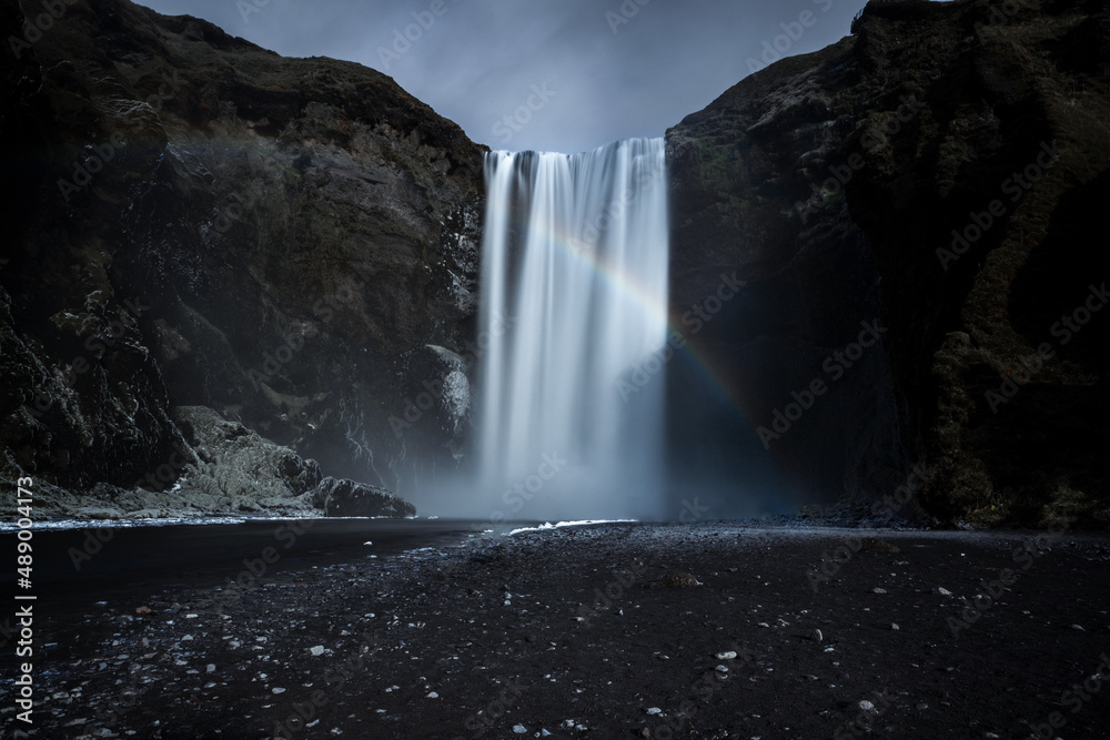 Obraz premium The majestic Skogafoss waterfall and a rainbow in Iceland