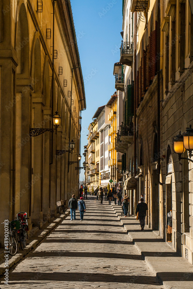 Italia, Toscana, la città di Firenze. Una via del centro storico.