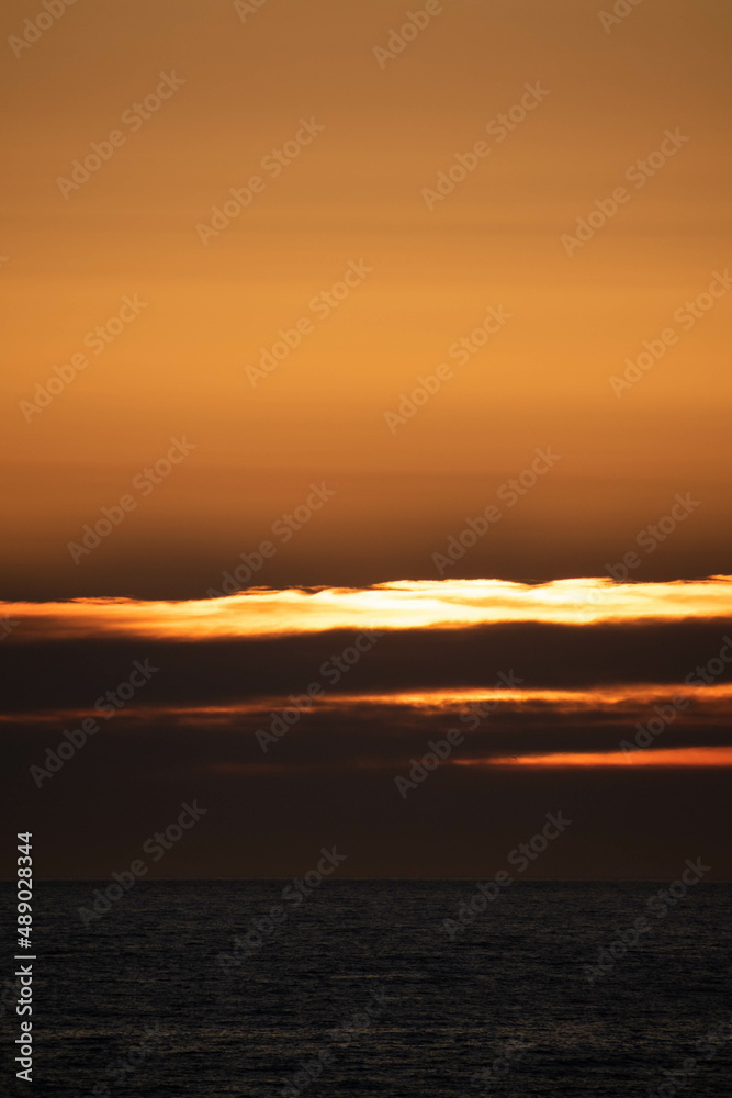 Fototapeta premium 静かな海の美しい夕暮れの雲