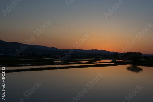 夕日を反射する水田  © kinpouge