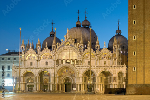 Venezia. Facciata della Basilica di San Marco al crepuscolo con il campanile
