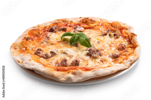 Deliziosa pizza italiana condita con pecorino, sugo e salsiccia di maiale 