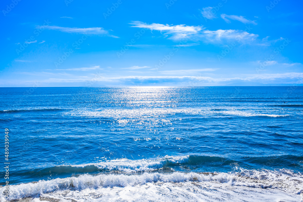 青くて癒される美しい空と海と波と砂浜と水平線