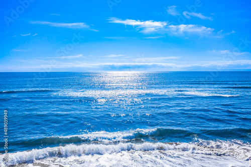 青くて癒される美しい空と海と波と砂浜と水平線