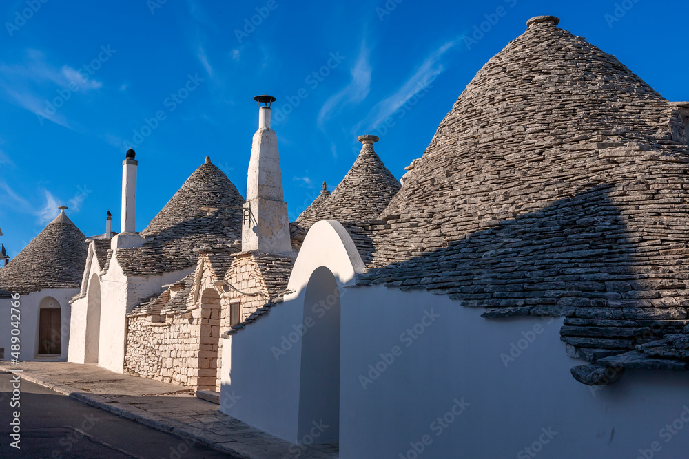 Φωτογραφία Trulli (traditional dry stone huts with the roof made of dry-set slabs) on Via G