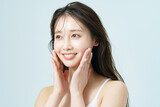 肌ツヤの良い若い女性の美容イメージ