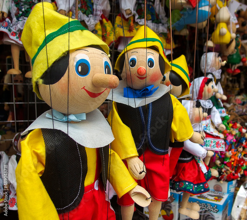Pinocho marioneta de madera en mercado photo