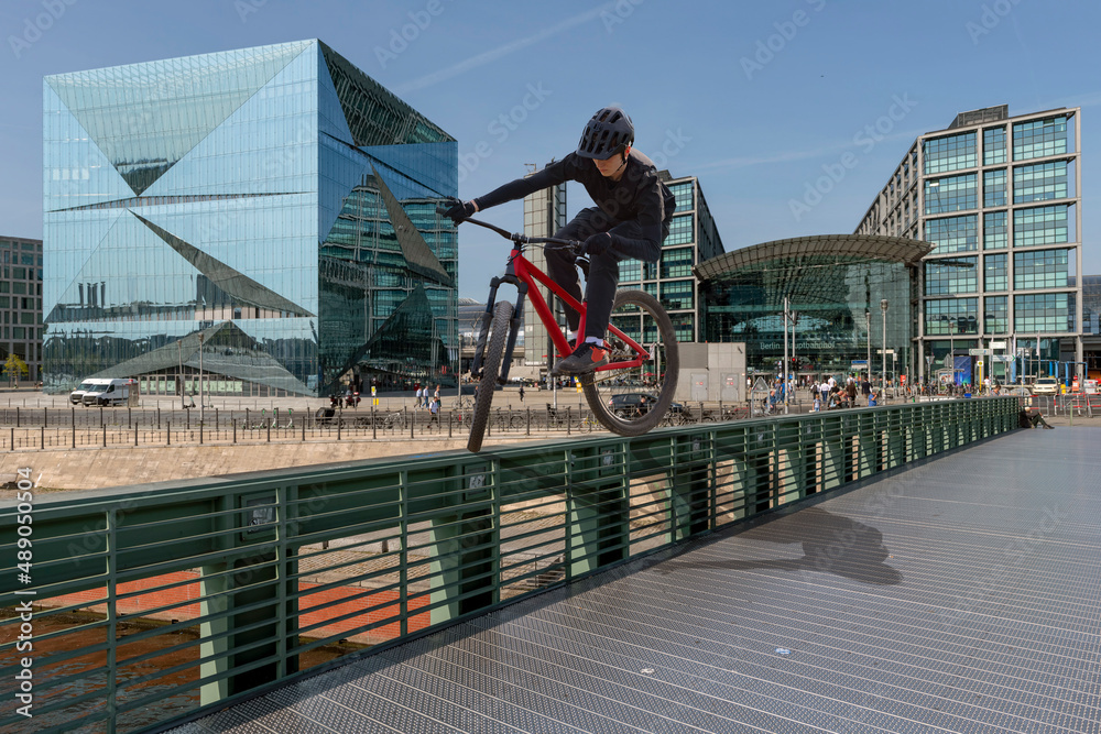 Biker auf Geländer in Berlin vor Hauptbahnhof