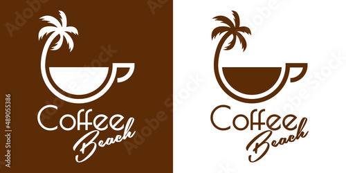 Coffee Shop. Beach bar. Logotipo con texto Coffee Beach con silueta de taza de café lineal con palmera con líquido en fondo marrón y fondo blanco