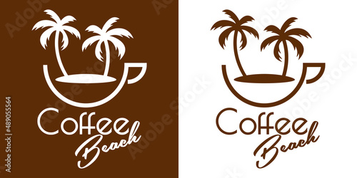 Coffee Shop. Beach bar. Logotipo con texto Coffee Beach con silueta de taza de café lineal con 2 palmeras en isla en fondo marrón y fondo blanco