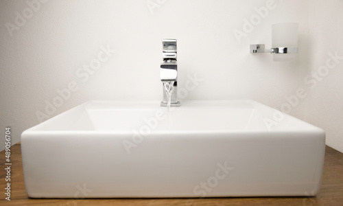 Lavabo con  grifo de agua abierto, día mundial del agua