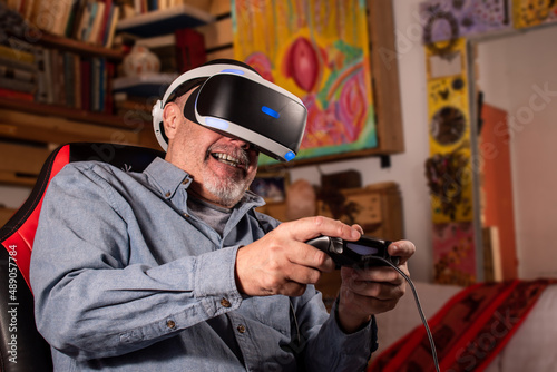 Hombre mayor pasando un buen rato jugando VR photo