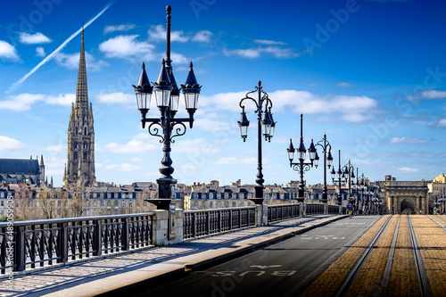 Vue de Bordeaux depuis le pont de pierre
