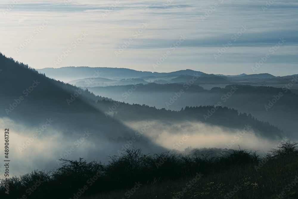 Vulkaneifel im Nebel bei Ettringen / Mayen 