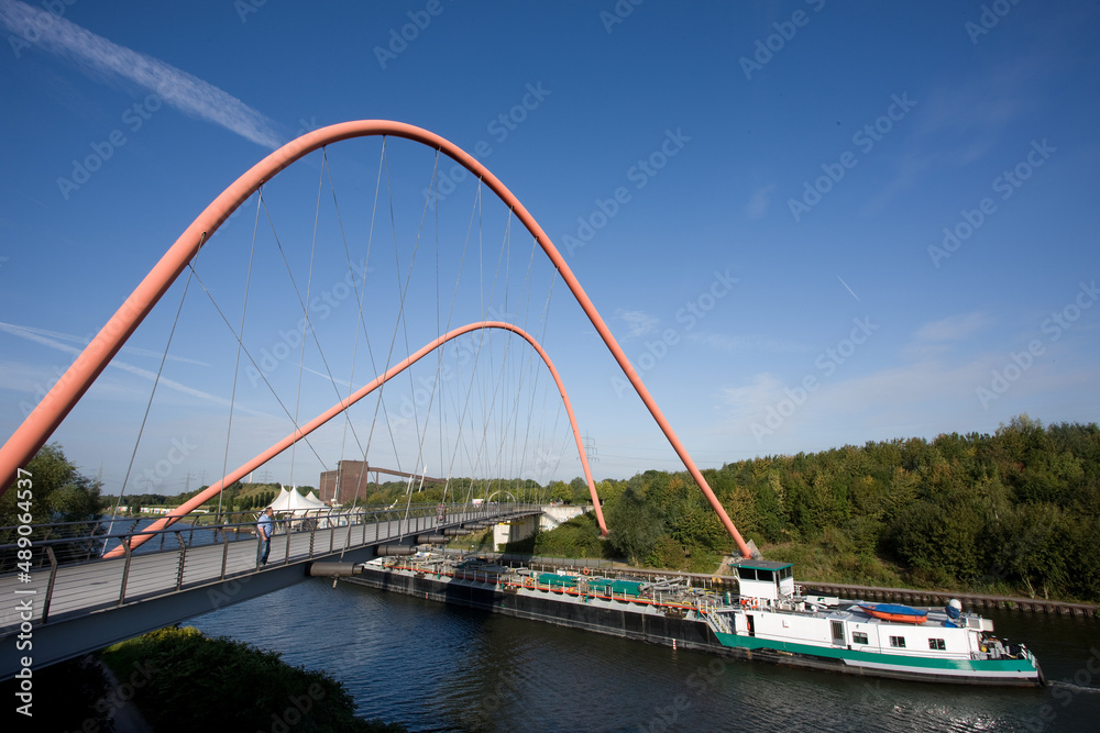 Fototapeta premium Doppelbogenbruecke ueber dem Rhein-Herne-Kanal 