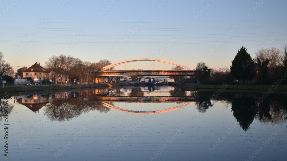 Pont et son reflet à Strasbourg Pont et son reflet à Strasbourg