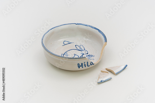 Getöpferte Breischale für Kinder mit Namen zerbrochen, bereit für Kintsugi