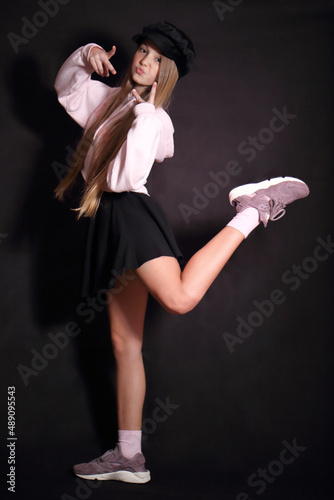 Ragazza adolescente figura intera in posa di danza photo