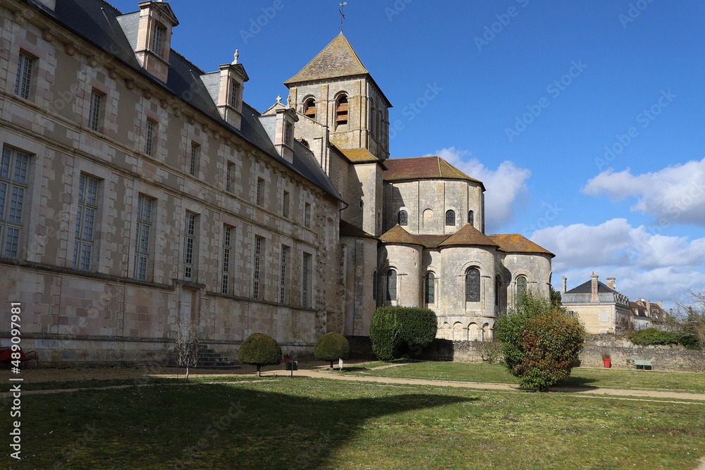L'abbaye de Saint Savin sur Gartempe, abbaye de style Roman, vue de l'extérieur, ville deSaint Savin sur Gartempe, département de la Vienne, France