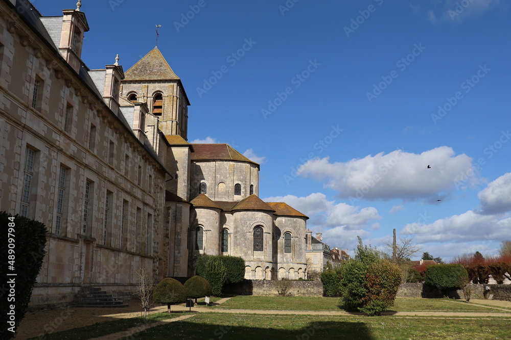 L'abbaye de Saint Savin sur Gartempe, abbaye de style Roman, vue de l'extérieur, ville deSaint Savin sur Gartempe, département de la Vienne, France
