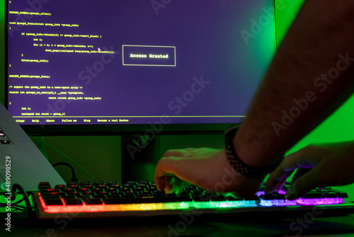 tela hacker invasão de sistema segurança e vírus. monitor e teclado colorido digitando linha de comando código tela verde matrix 