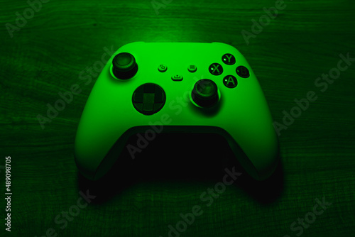controle de video game com luz verde neon photo