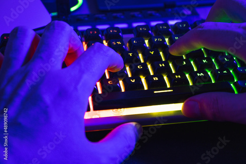 teclado gamer programador jogos mão digitando no teclado rgb verde colorido programando
