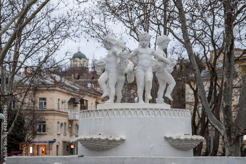 Obraz premium Soviet sculptural composition with a group of children. Old fountain in the park. Sights of the city of Sevastopol. Republic of Crimea.
